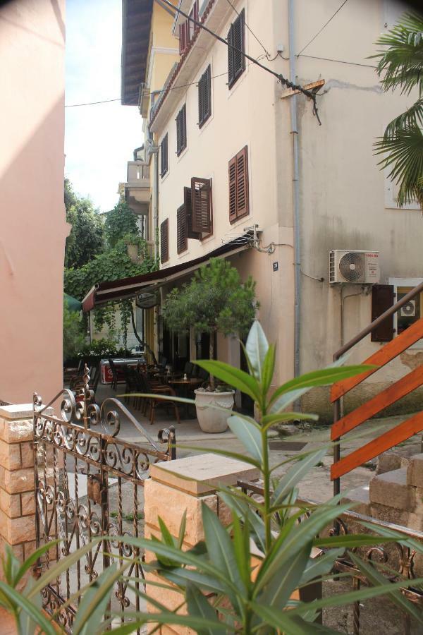 Apartmani Banina Ika Zewnętrze zdjęcie